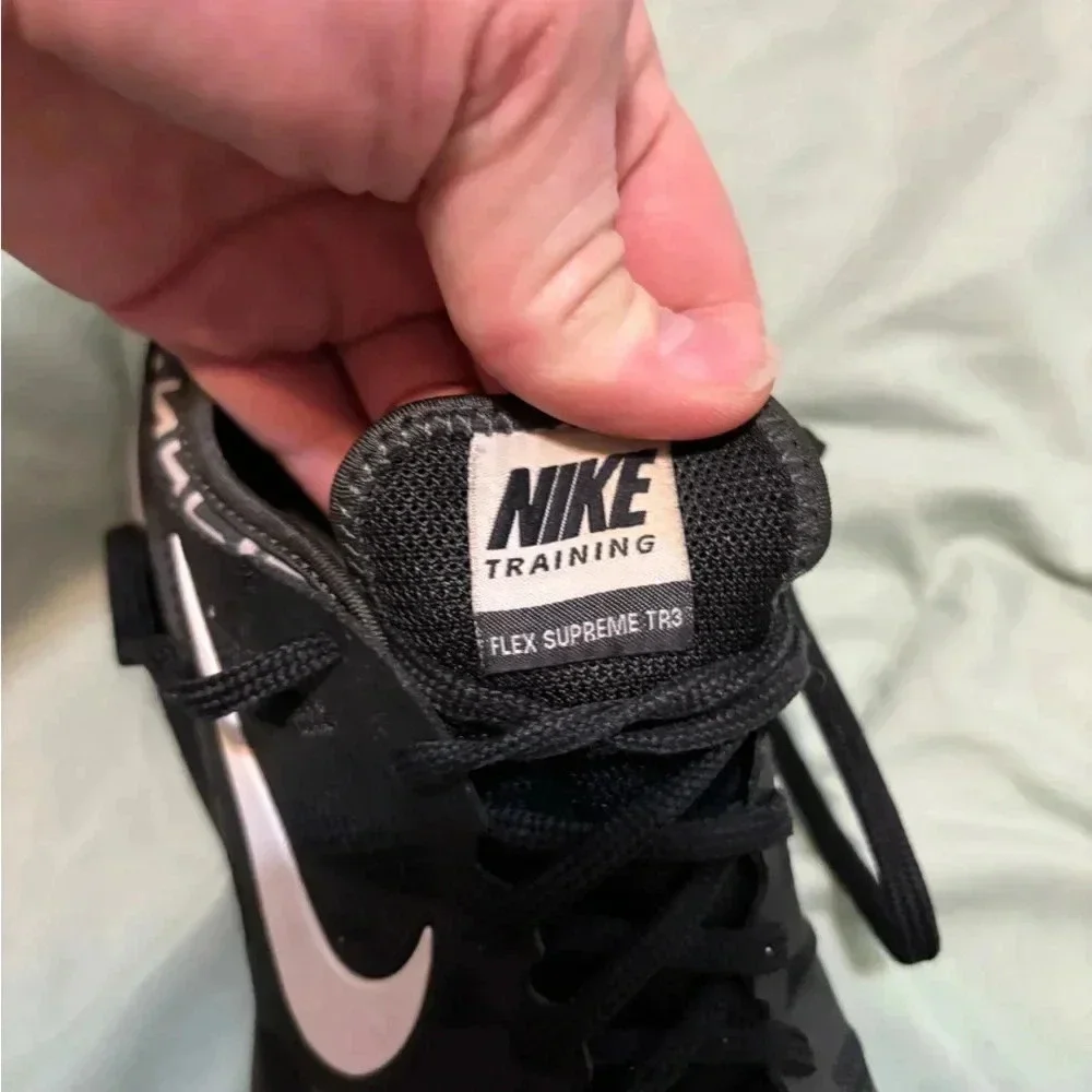 NIKE women’s black and white nike with chevron lining size 8 gently worn